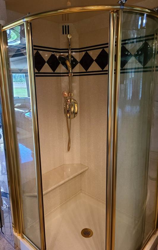 A bathroom with a sink and mirror

Description automatically generated