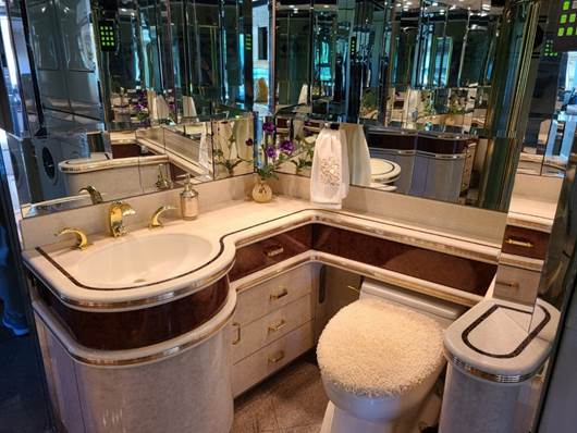 A stack of laundry machines

Description automatically generated