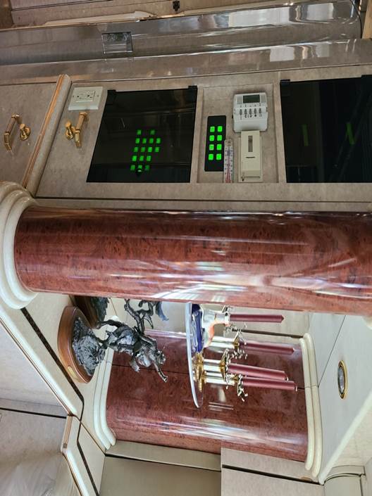 A bedroom with a bed and a window

Description automatically generated