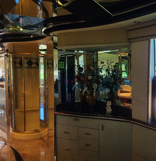 A room with a large column

Description automatically generated