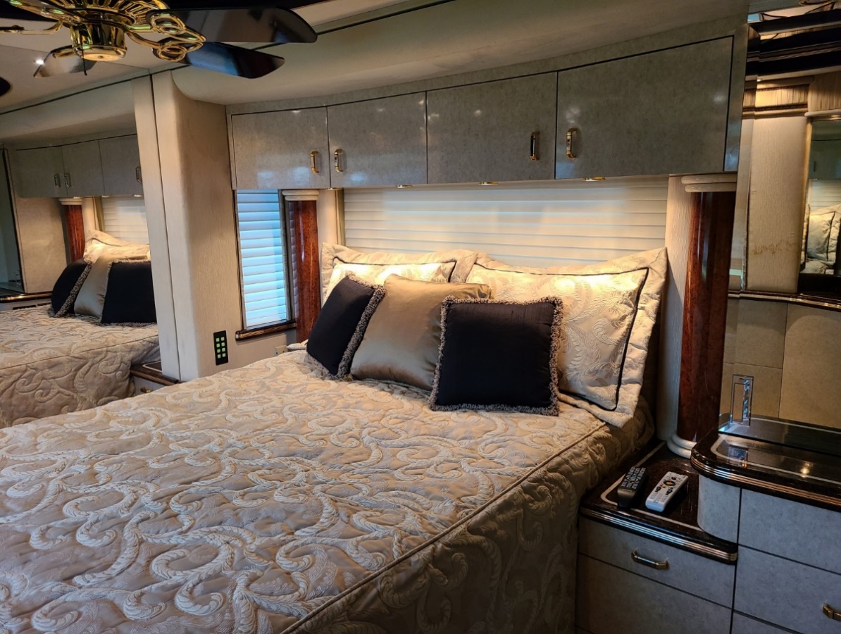 A room with a television and a couch

Description automatically generated