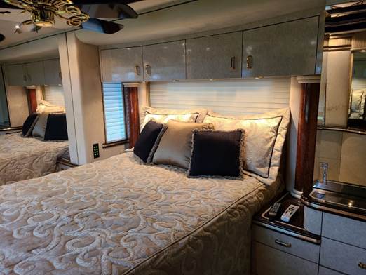 A room with a large white object

Description automatically generated