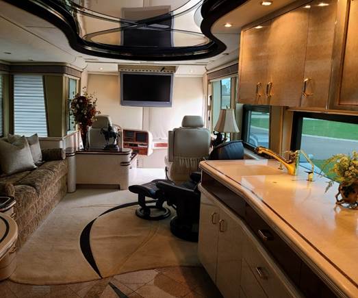 A room with a table and chairs

Description automatically generated with medium confidence